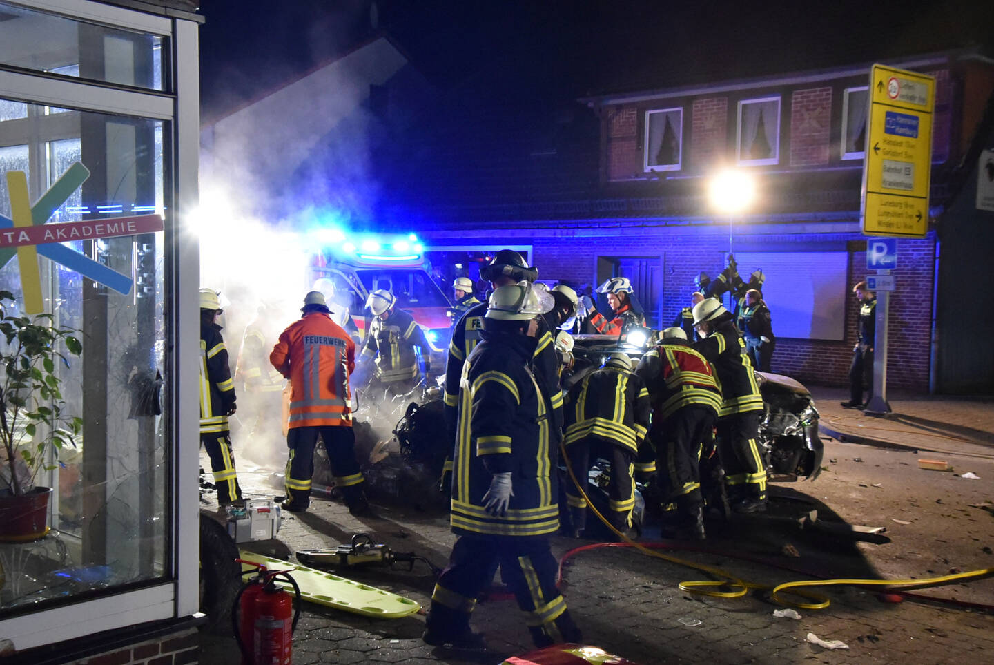 Zwei Männer schwer verletzt — Feuerwehr befreit Unfallopfer Lüneburg