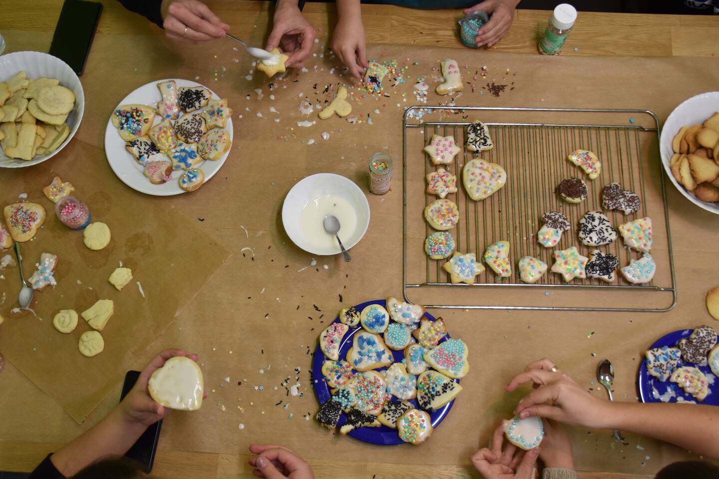 Johanniter backen Weihnachtskekse mit ukrainischen Kindern Lüneburg