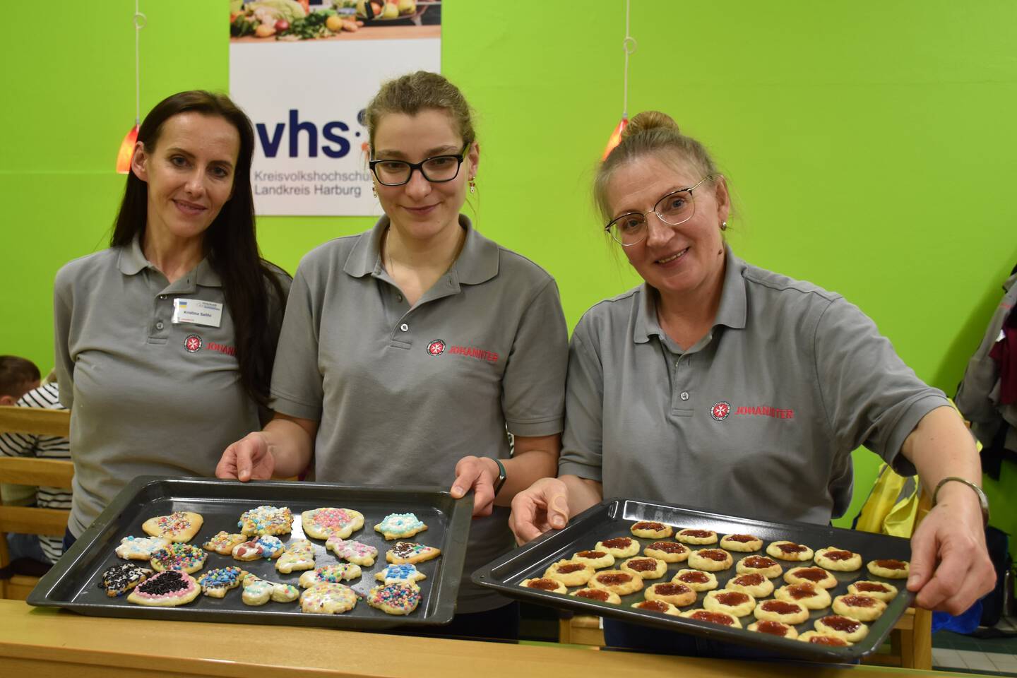 Johanniter backen Weihnachtskekse mit ukrainischen Kindern Lüneburg